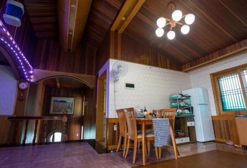 Namhae Badatga Byeoljang Pension