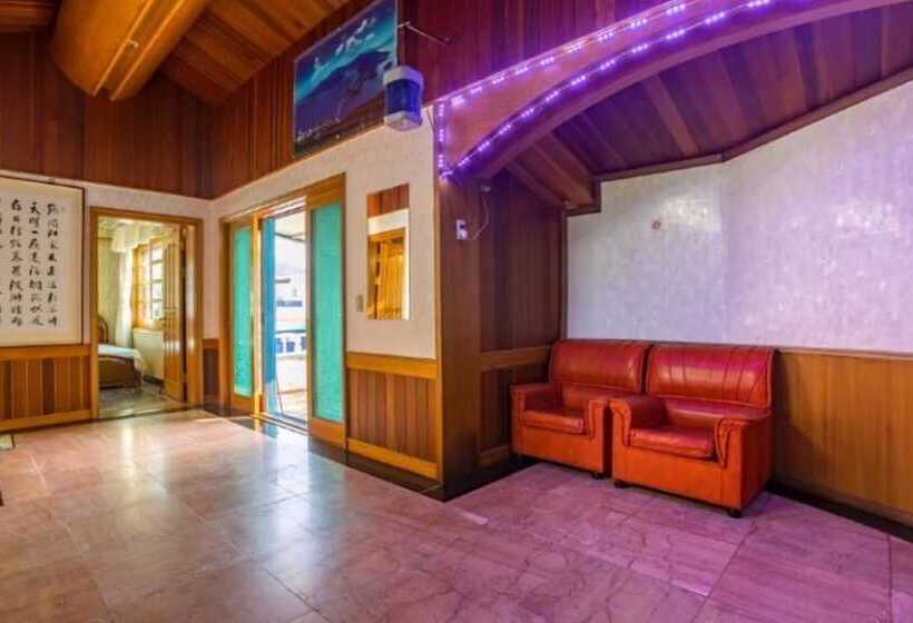 Namhae Badatga Byeoljang Pension