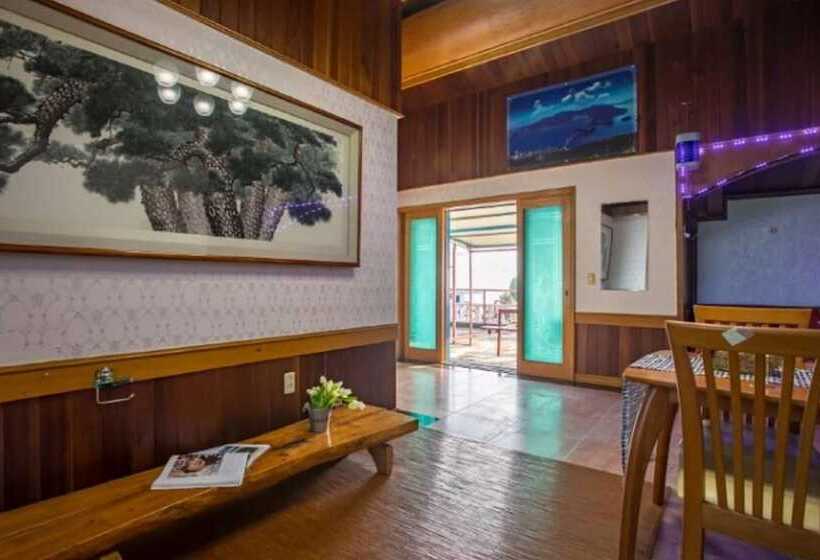 Namhae Badatga Byeoljang Pension