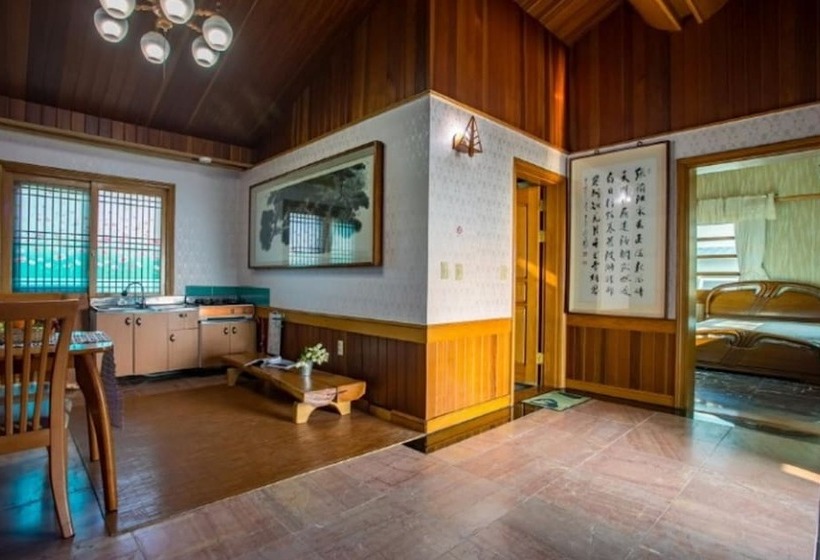 Namhae Badatga Byeoljang Pension