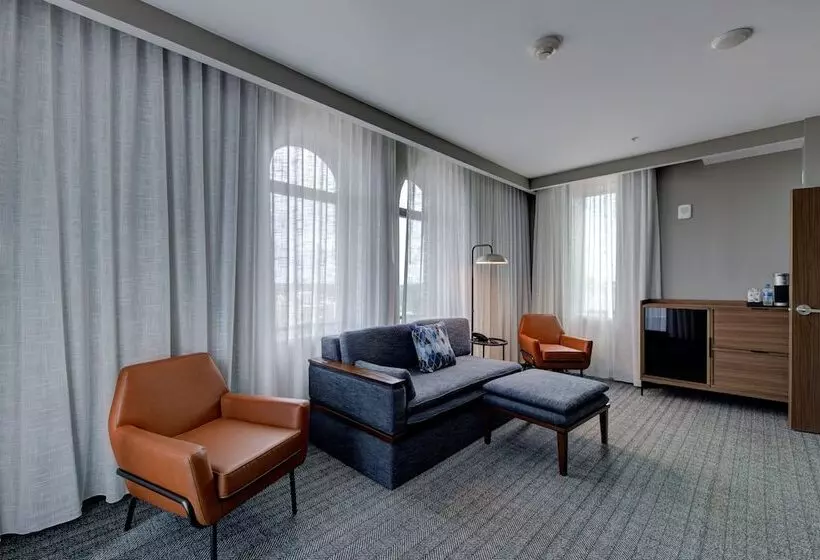 Threefoot Hotel, Meridian, A Tribute Portfolio