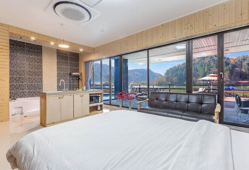 Gapyeong River52 Road Pension