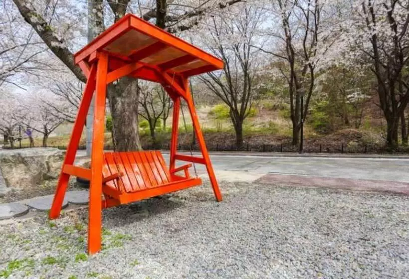 Gongju Man And Tree Pension