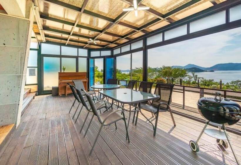 Pension (Hôtel basse catégorie) Geoje Sea And Blue Pool Villa