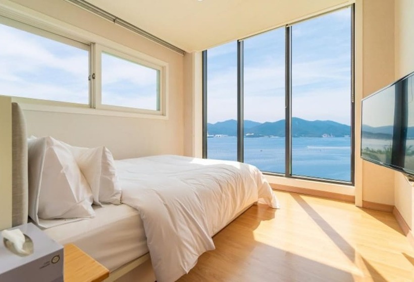 Pension (Hôtel basse catégorie) Geoje Sea And Blue Pool Villa