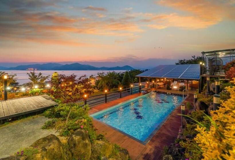 Pension (Hôtel basse catégorie) Geoje Sea And Blue Pool Villa