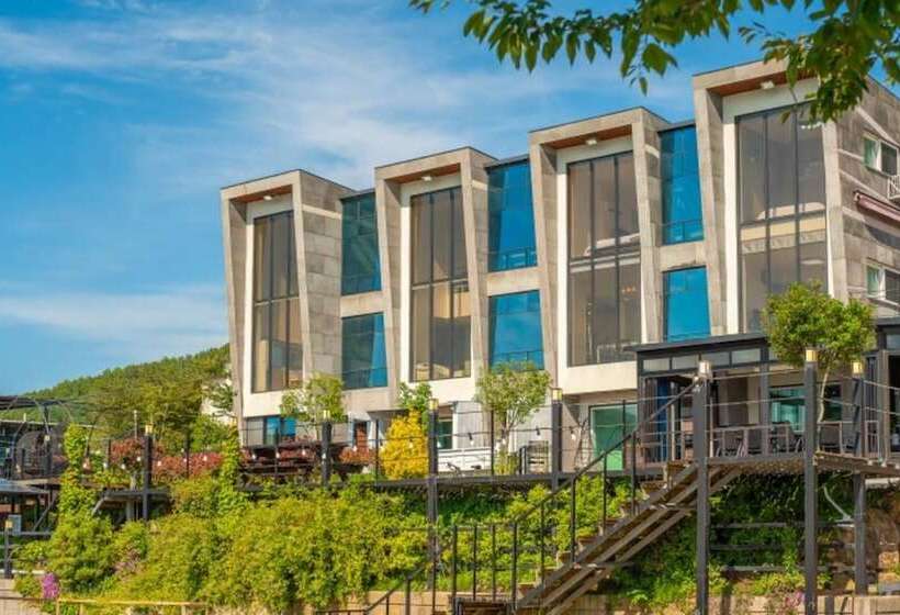 Pension (Hôtel basse catégorie) Geoje Sea And Blue Pool Villa