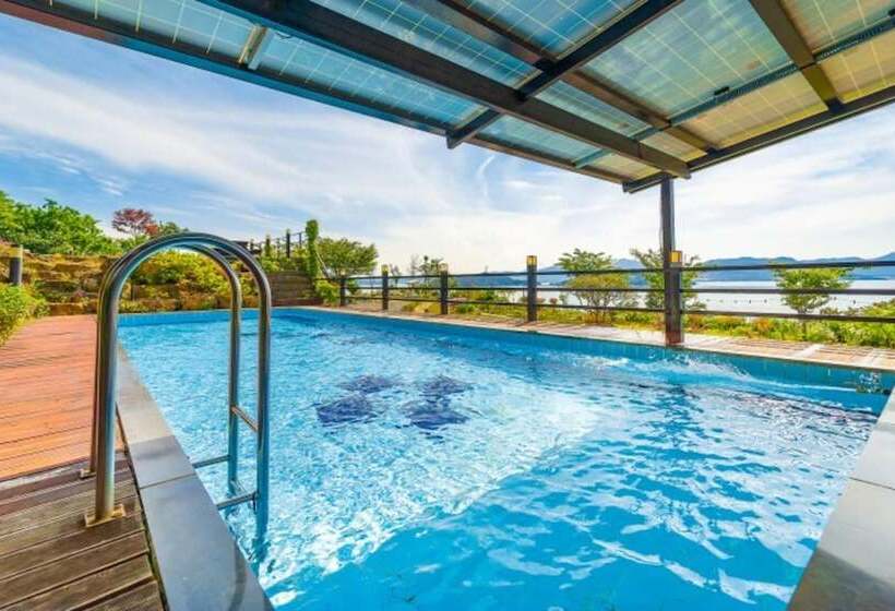 Pension (Hôtel basse catégorie) Geoje Sea And Blue Pool Villa