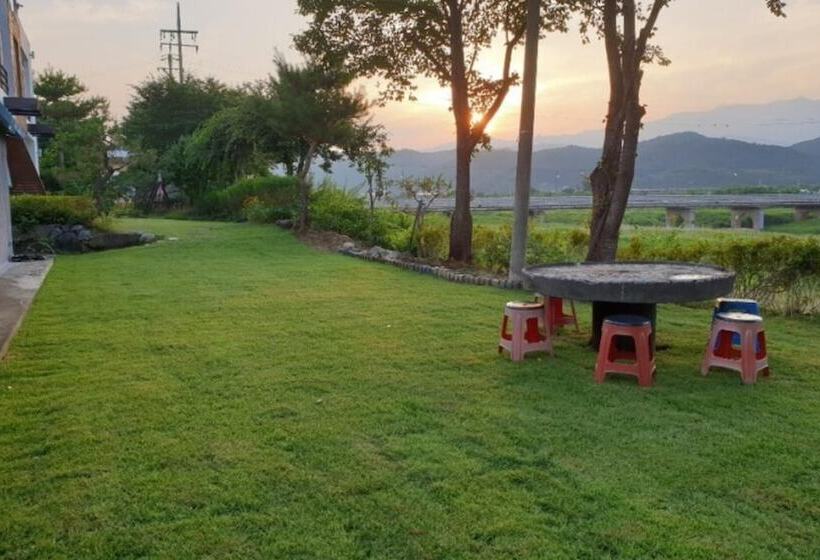 Yangpyeong Hayandohwaji Pension