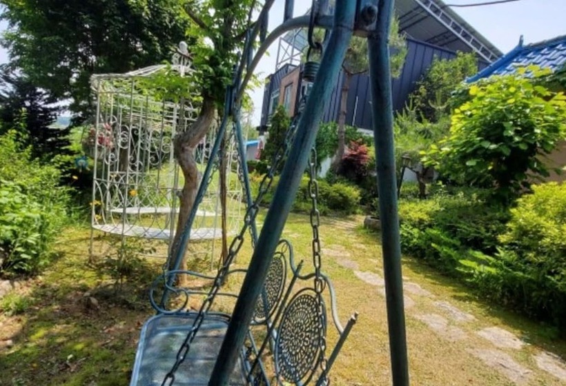 Yangpyeong Hayandohwaji Pension