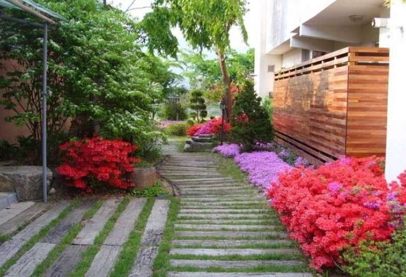 Yangpyeong Hayandohwaji Pension