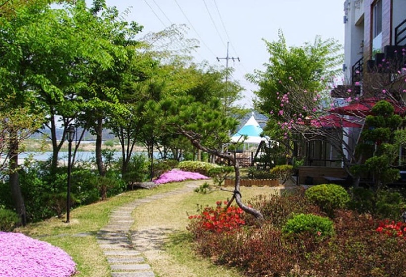 Yangpyeong Hayandohwaji Pension