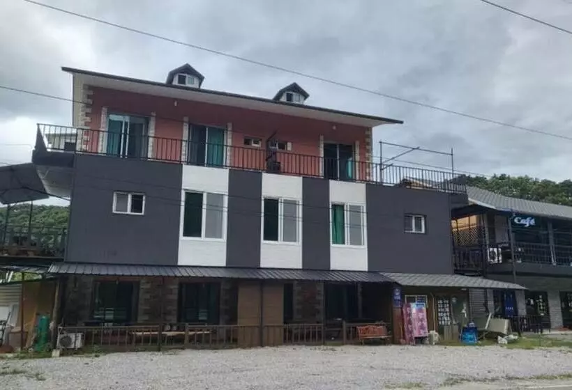 Yeongwol Donggang Close Pension