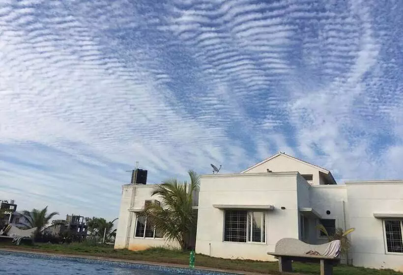 Hotelli Pearl Beach Pool Villa