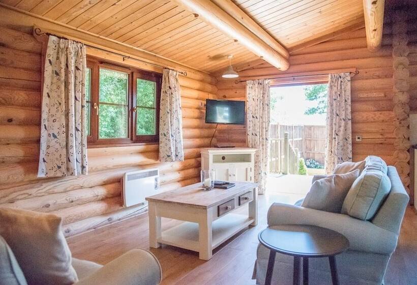 Willow Lodge With Hot Tub, Kingfishers