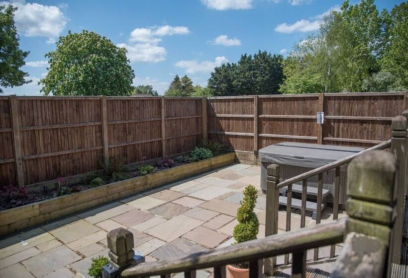 Willow Lodge With Hot Tub, Kingfishers