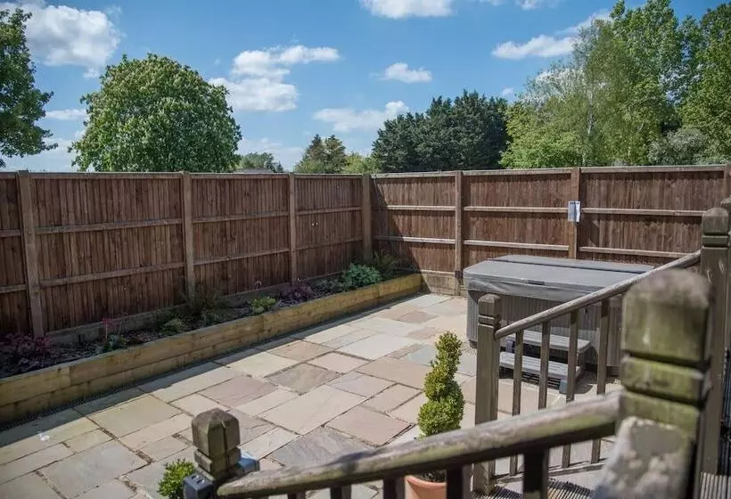 Willow Lodge With Hot Tub, Kingfishers