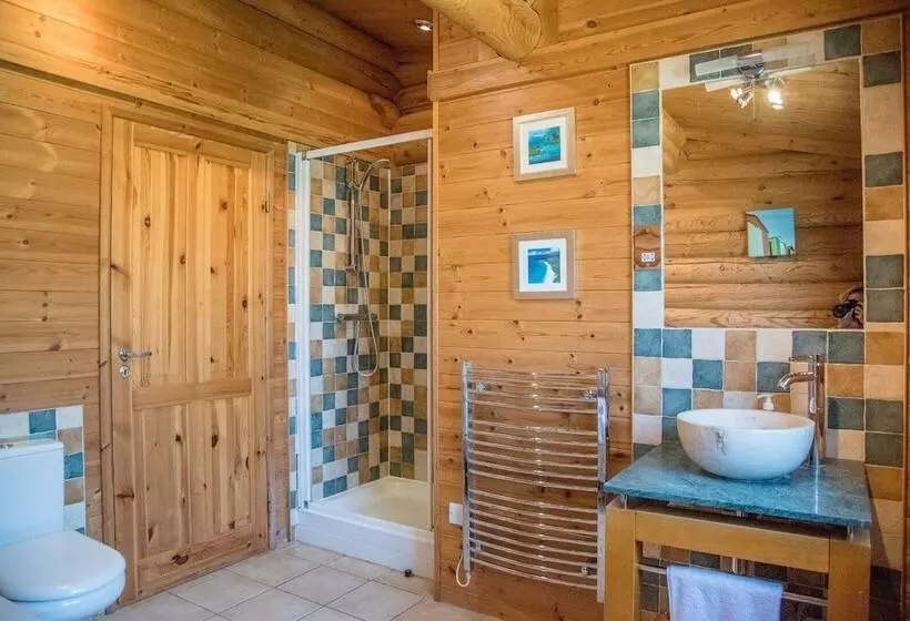 Willow Lodge With Hot Tub, Kingfishers