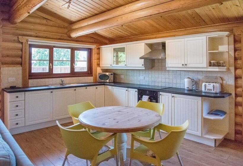 Willow Lodge With Hot Tub, Kingfishers