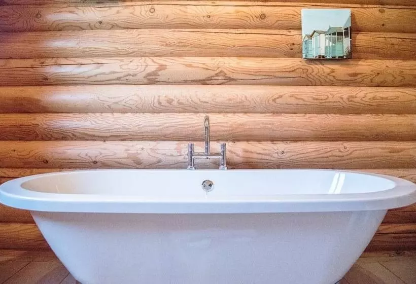 Willow Lodge With Hot Tub, Kingfishers