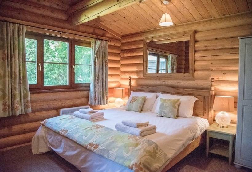 Willow Lodge With Hot Tub, Kingfishers