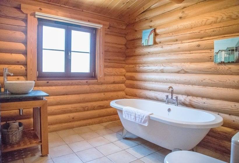 Willow Lodge With Hot Tub, Kingfishers