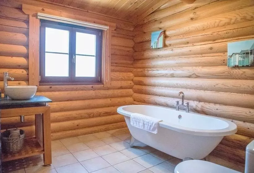 Willow Lodge With Hot Tub, Kingfishers