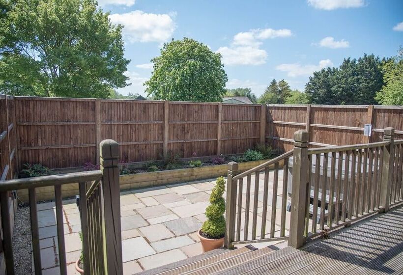 Willow Lodge With Hot Tub, Kingfishers