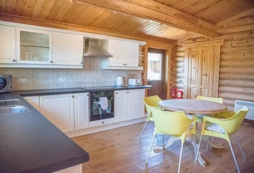 Willow Lodge With Hot Tub, Kingfishers