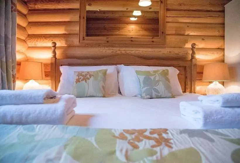 Willow Lodge With Hot Tub, Kingfishers