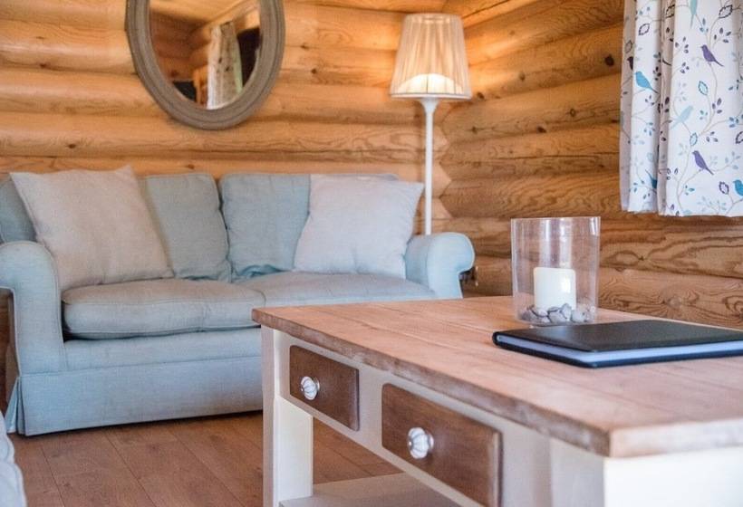 Willow Lodge With Hot Tub, Kingfishers