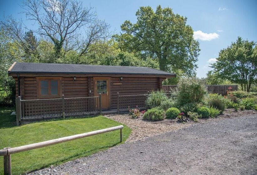 Willow Lodge With Hot Tub, Kingfishers