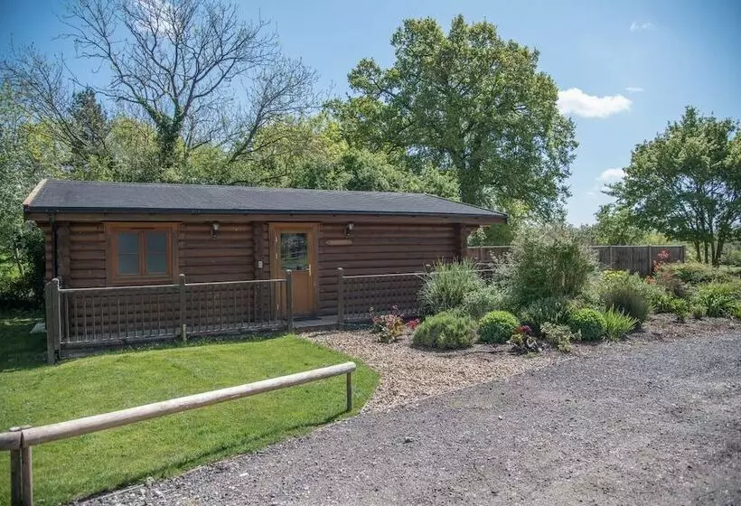Willow Lodge With Hot Tub, Kingfishers