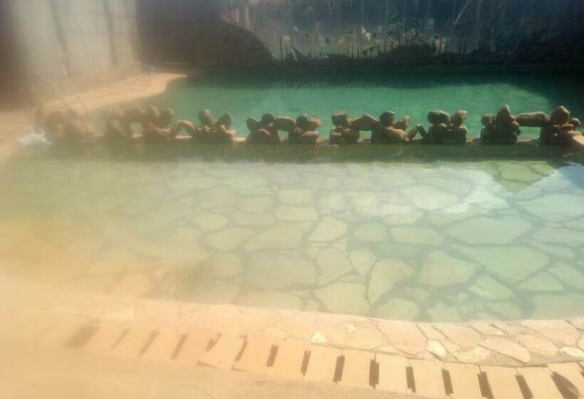 پانسیون Roots Resort