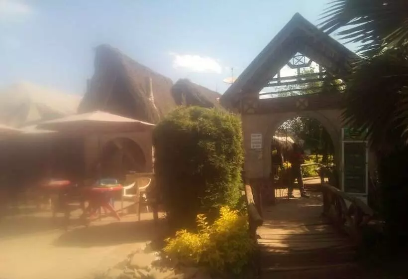 پانسیون Roots Resort