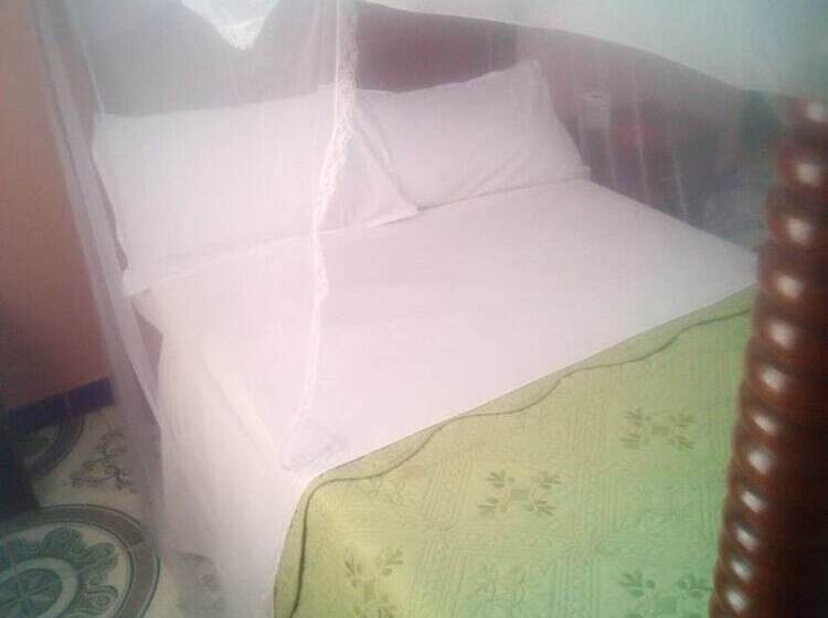 پانسیون Roots Resort