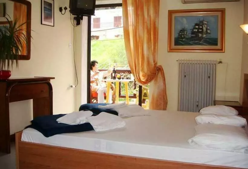 Majatalo Welcome To Hotel Petunia, In Neos Marmaras,xalkidiki ,greece, Triple Room 4