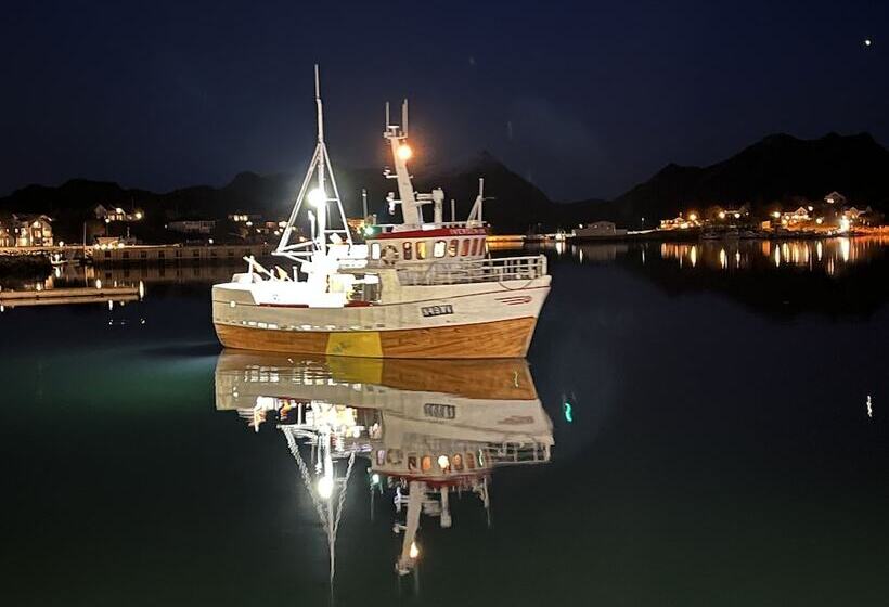 Resort Sjøstrand Rorbuer V Børge Iversen As