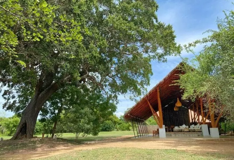 Hotelli Thamaravila Wilpattu Luxury Tented Villa