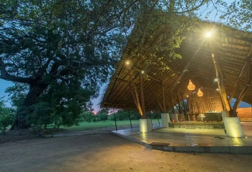 Hotelli Thamaravila Wilpattu Luxury Tented Villa