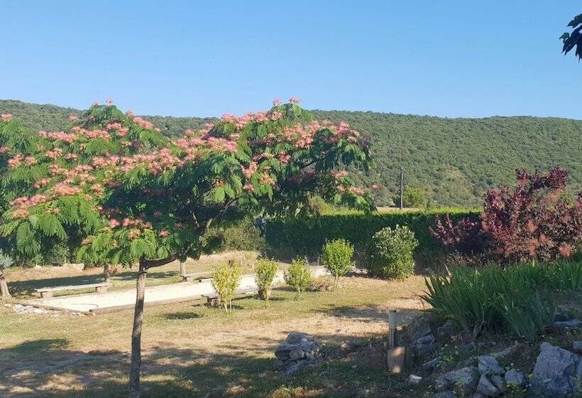 بنسيون Gîtes Du Combeau