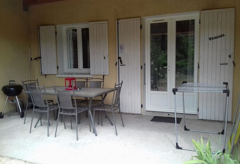 بنسيون Gîtes Du Combeau