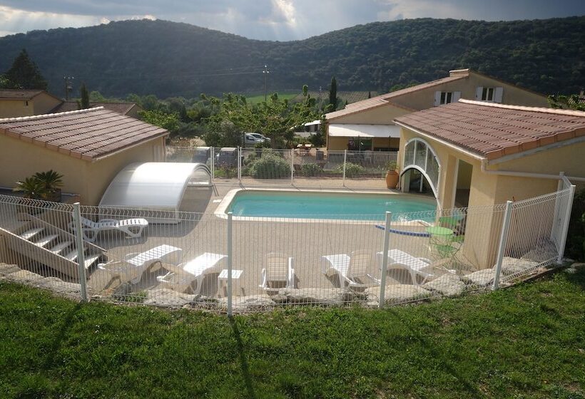 بنسيون Gîtes Du Combeau