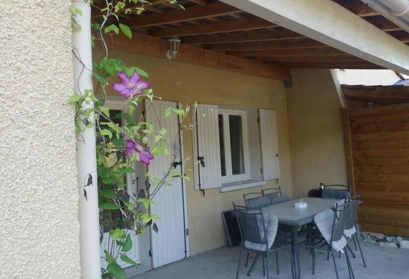 بنسيون Gîtes Du Combeau