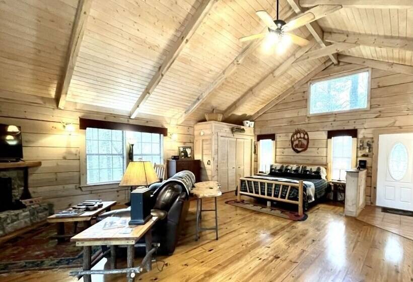 Perfectly Private! Hot Tub, King Sized Bed, Grill, Washer/dryer, And Motorcycle Friendly! Studio Cab