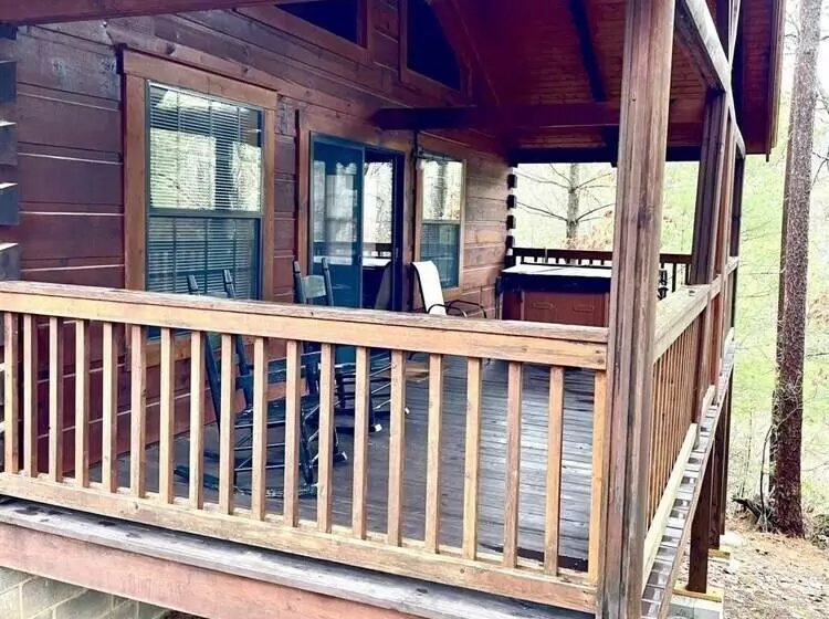 Perfectly Private! Hot Tub, King Sized Bed, Grill, Washer/dryer, And Motorcycle Friendly! Studio Cab