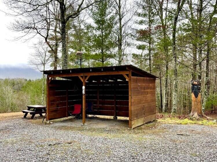 Perfectly Private! Hot Tub, King Sized Bed, Grill, Washer/dryer, And Motorcycle Friendly! Studio Cab