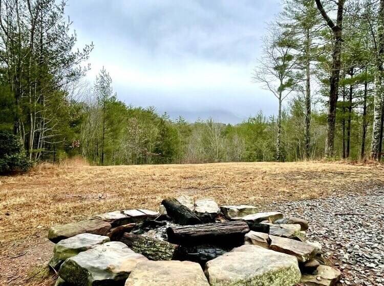 Perfectly Private! Hot Tub, King Sized Bed, Grill, Washer/dryer, And Motorcycle Friendly! Studio Cab