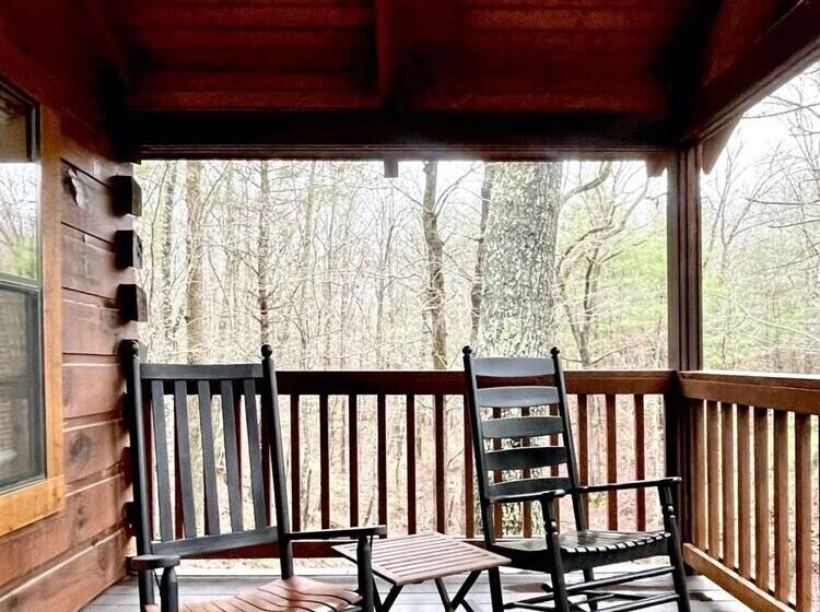 Perfectly Private! Hot Tub, King Sized Bed, Grill, Washer/dryer, And Motorcycle Friendly! Studio Cab