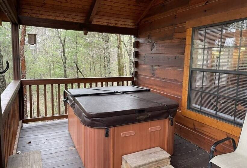 Perfectly Private! Hot Tub, King Sized Bed, Grill, Washer/dryer, And Motorcycle Friendly! Studio Cab